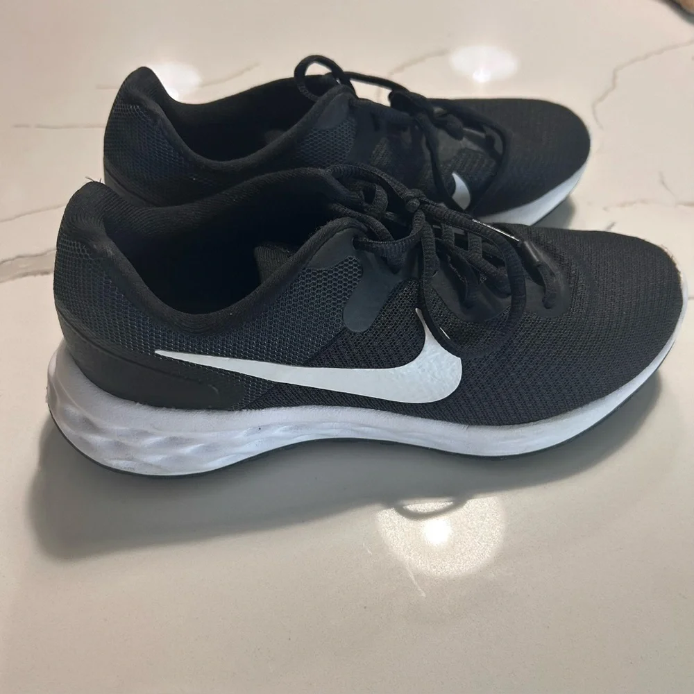 Nike Revolution 6 Shoes Womens Size 8 Black White Running Training Sneakers